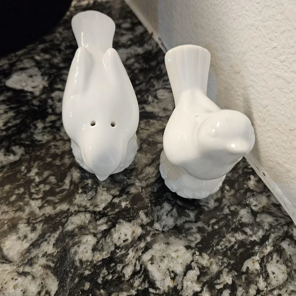 white ceramic birds Salt &‎ Pepper shakers set